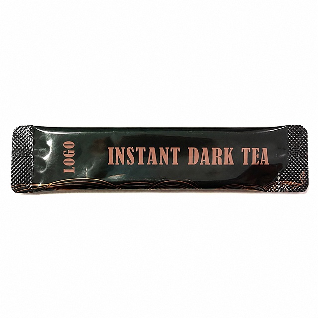 [主图-1] 首图展示Food Supplement Herbal Plant Extract Golden Flower Black Tea Extract Instant Drink Powder单条包装。
[氛围风格] 干净简约跨境电商风格；
[画质] 商业摄影质感、光线柔和通透、产品清晰真实、画面干净高级。
[元素] 单条速溶茶粉包装水平居中放置，占据画面85%以上区域，深绿色包装搭配铜色文字清晰完整展示。保持产品外观（即物理结构、材质质感、颜色）与输入产品图绝对一致，杜绝任何变形和色差，精细化处理。背景为纯白色#FFFFFF，无其他多余元素。商品主体占比严格控制在85%以上。画面满屏无边框。
[光影] 正面均匀柔光，突出包装质感，无明显硬阴影，包装细节清晰可见，整体通透干净。
[配色] 主色纯白背景，深绿包装搭配铜色文字，对比清晰高级。
[视角构图] 正面平视，包装完整居中，轮廓完整不裁切。
[文字版式] 包装原有文字保留清晰可读，无额外添加文字，符合跨境平台规范。
[输出要求] 1:1比例，文字清晰锐利，超高清商业摄影质感。
[负向提示词] 变形，文字错乱，产品图模糊，背景杂乱，水印，电商平台Logo，多余营销文字
