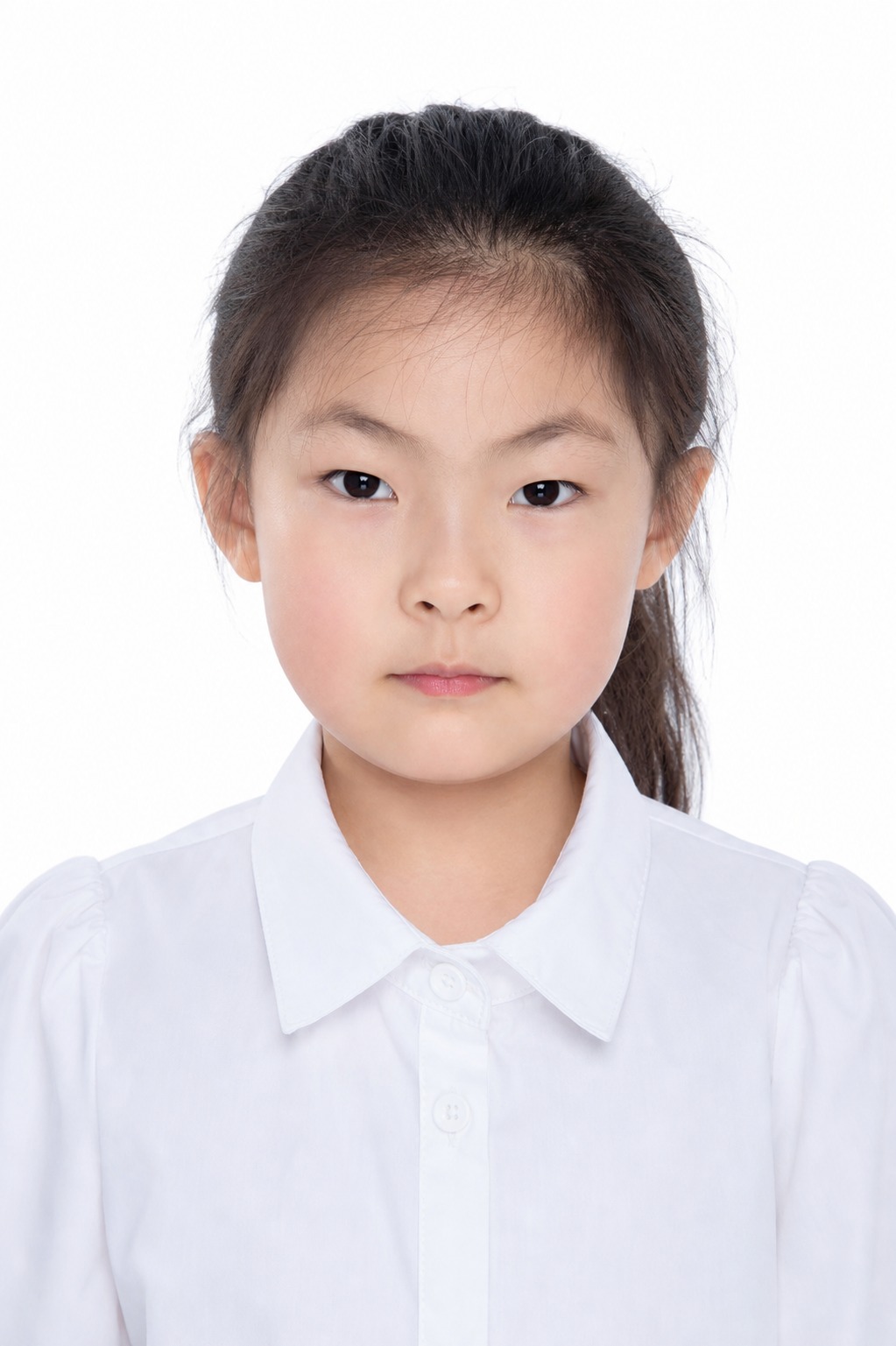 根据参考图中7岁一年级小女孩的面部特征，生成一张真实自然的小学… - 图片创意预览