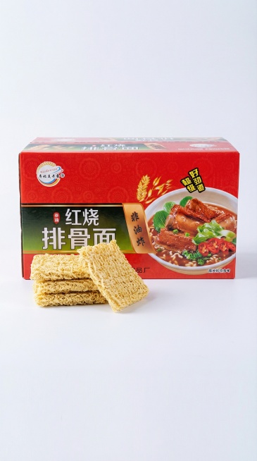 [主图主题] 红烧排骨面产品主图
[氛围/风格] 干净简约食品电商风，突出产品包装
[画面元素] 红烧排骨面包装盒搭配几块散装面饼摆放在浅色干净背景上，保留产品原有包装文字信息，不添加额外核心卖点文字预览效果