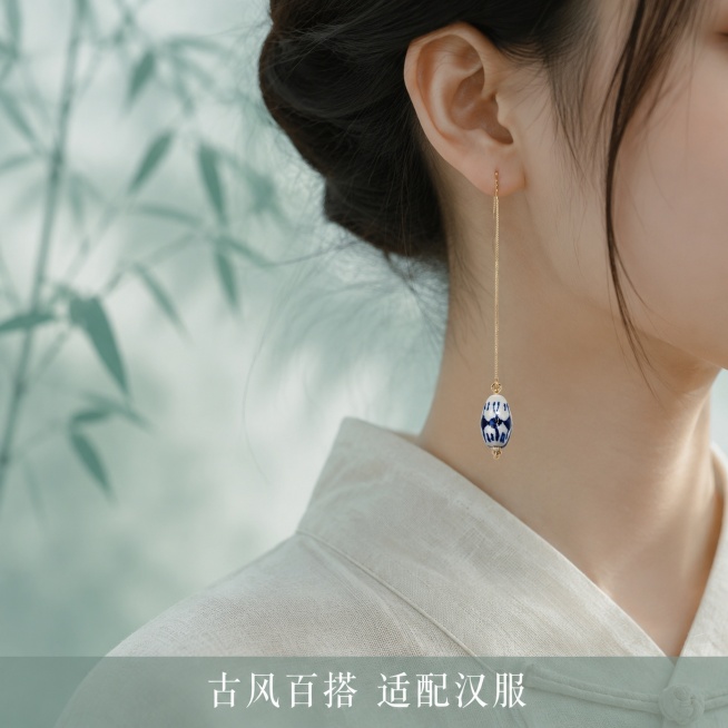 [主图-5] 穿搭适配展示，适合搭配汉服国风造型。
[氛围风格] 国风氛围感生活场景，突出适配性。
[画质] 高清商业摄影，氛围感自然高级。
[元素] 浅青竹水墨国风场景，仅展示耳侧和领口部分，女生穿预览效果