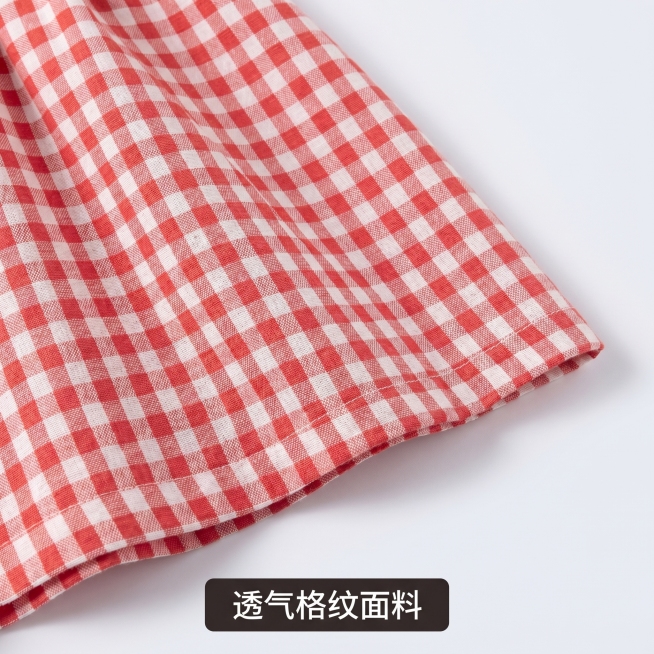 [主图 4] 女童红格纹连衣裙面料细节特写主图。[氛围风格] 清新自然产品细节特写，整体光影风格统一。[画质] 商业摄影质感、光线柔和通透、产品清晰真实、画面干净高级。[元素] 特写展示红白色格纹连衣预览效果