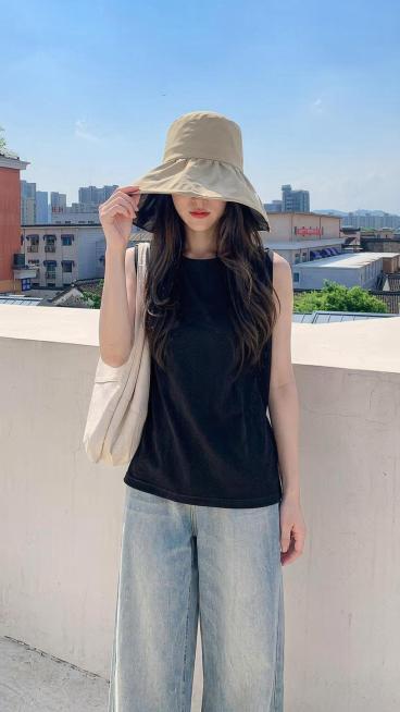 【主体保护指令】请保持参考图 1 中的【同一模特、同一服装、同一场景光感】一致，包括面部五官、服装细节、背景色调、光影，不做改动。仅姿势、镜头景别、朝向按差异化生成。
画面整体为电商模特展示图，模特正预览效果