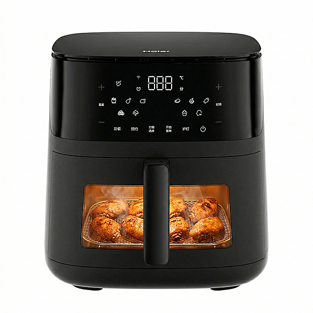 将背景改为纯白色，在空气炸锅的可视窗口内添加正在烹饪的金黄酥脆的烤鸡翅，呈现出食物烹饪时的诱人状态，体现可视效果