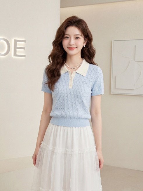保持原服装产品主体结构、颜色和款式材质不变，服装为浅蓝色拼米白翻领短袖绞花针织上衣搭配白色木耳边网纱长裙，穿搭保持不变。人物为：年轻东亚甜妹，25岁左右，精致五官，小鹿眼，自然腮红，温柔微笑，棕色大波预览效果