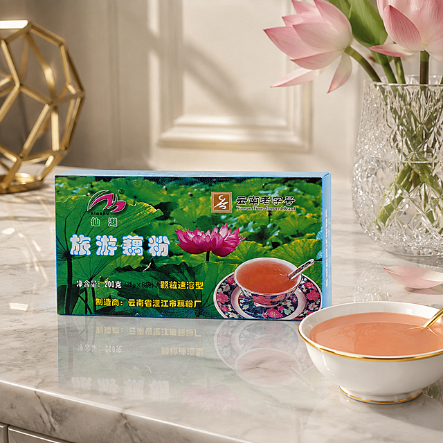 将产品背景替换为大理石台面轻奢场景，产品为一盒旅游藕粉，严格保留产品本体所有细节、颜色、文字和包装结构不变。
背景：浅灰色大理石台面，背景是柔焦的米白色轻奢墙面，金色几何装饰摆件，水晶杯里插着荷花，柔和侧光，氛围高端精致、品质生活。
产品平稳放置于大理石台面上，底部有清晰柔和的倒影，旁边搭配金边瓷碗装的藕粉，与背景空间融合自然，光影精致高级，产品为画面第一视觉焦点。
画面中不添加任何文字、logo、价格标签或营销信息。
45度微俯视角，中景构图，产品占画面约60%，完整不裁切。
严格锁定宽高比为1:1。