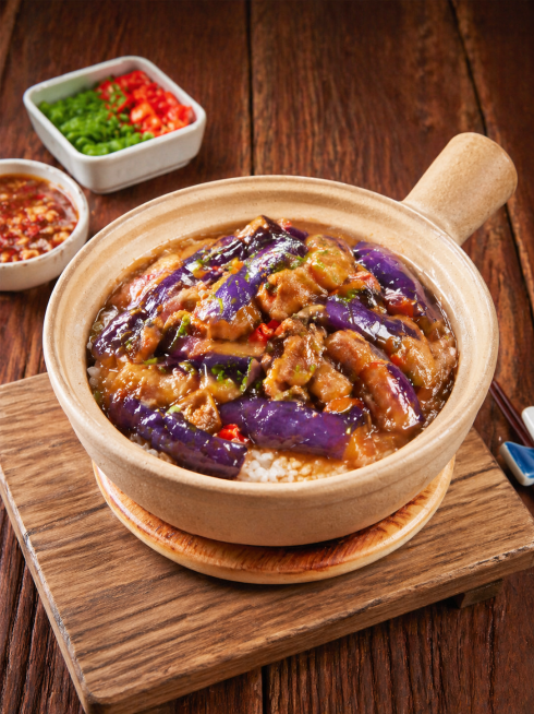 参考上传的咖喱鸡肉煲仔饭图片风格，遵循示例网格图中的整体排版，生成一张咸鱼茄子煲仔饭的美食商品图，口味不重复前两次生成，煲仔饭盛放在陶制煲仔中，放在木质餐板上，移除所有水印，清晰展示产品，比例为3:4预览效果