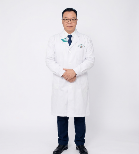 补全这张人物医生照片的下半身，保持现有部分内容不变，风格一致，白色背景，保持医生白大褂、领带的款式和颜色一致，自然延伸补全完整下半身预览效果