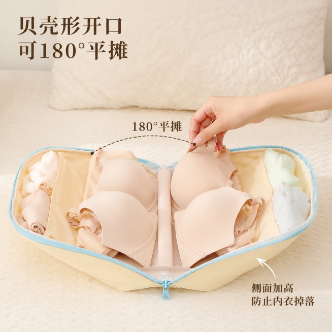 [主图-3] 贝壳开口180度平摊功能卖点图
[氛围风格] 功能演示 清晰直观
[画质] 商业摄影质感、光线柔和通透、产品清晰真实、画面干净高级
[元素] 一只手正在拿取内衣，展示180度完全平摊打开预览效果