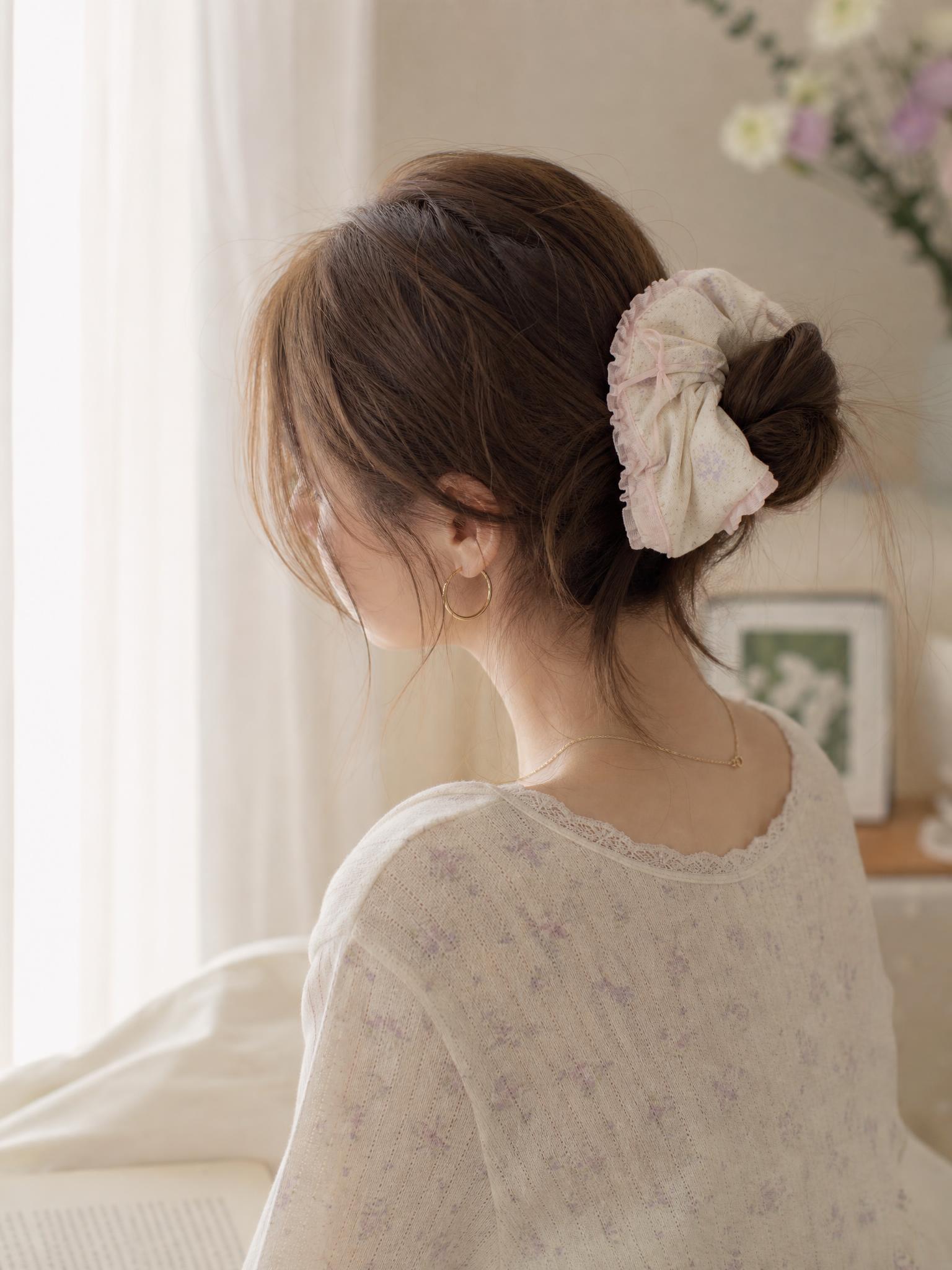 半身侧背影构图，生活化日常抓拍感，温柔淡颜年轻东亚女生，几乎不… - 图片创意预览