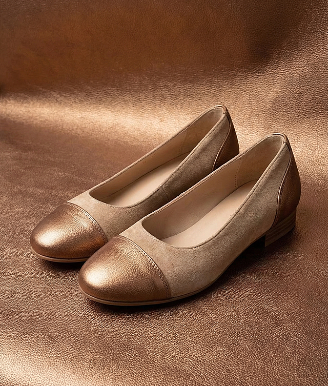 照这个皮革纹路材质 选一个颜色生成篮球鞋场景图，鞋头鞋尾处使用这个皮革，鞋子整体不要只是一个颜色，整体要有另外一种材质搭配，鞋子要放在皮革上方