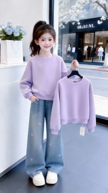 用图1的衣服裤子裤子替换掉挂图2的模特穿的衣服裤子和衣架上的衣服，保留原场景光影，保持图2的人物的五官和发饰不变，姿势不变，背景不变，图片宽高尺寸不变，保持图1的衣服和裤子的款式和颜色不变预览效果