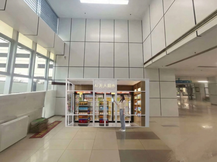 保持这张AI无人超市的场景、大小、环境完全不变，在超市玻璃门门口添加和参考图中一模一样的年轻女生，她正手持手机扫码进门，风格写实自然预览效果