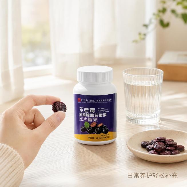 [主图-4] 日常食用场景展示图，家居治愈风格。[氛围风格] 真实生活场景，自然治愈，享受健康生活。[画质] 商业摄影质感，光线柔和通透，产品清晰真实，画面干净高级。[元素] 浅色系干净桌面，一只手拿预览效果