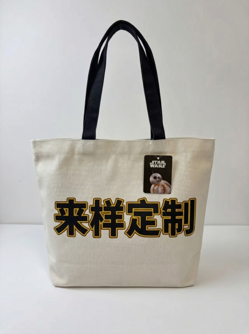 再生成两张主图。其中一张是多个这个白版帆布包列向排列。第二张是向这张帆布袋上的字母换成“来样定制”四个字预览效果