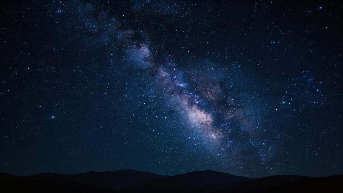 一张高清HDR效果的星空夜景图片，深邃漆黑的夜空布满璀璨闪烁的繁星，银河清晰可见，画面氛围感强，细节丰富，质感细腻，超清画质预览效果