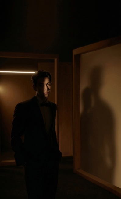 把人物变成剪影，但是保留一些些面部的光效预览效果