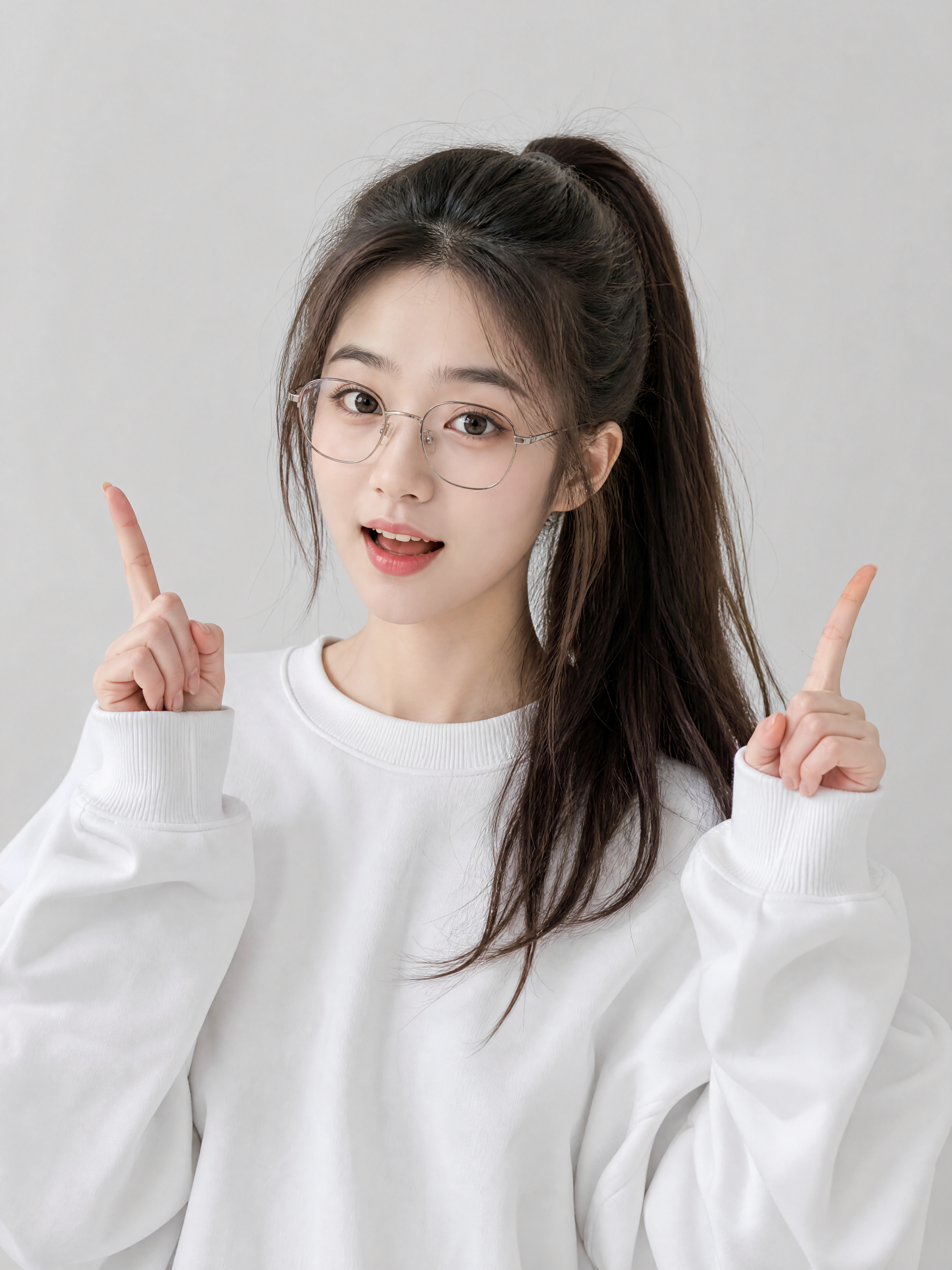 戴眼镜少女清新风人像海报。画面展示一位佩戴细框眼镜、身穿白色卫… - 图片创意预览