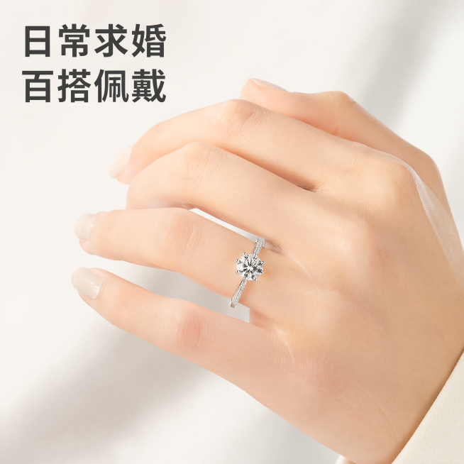 [主图-4] 女手模特佩戴展示钻戒尺寸比例，轻奢高级风浪漫简约商业质感珠宝摄影。
[氛围风格] 轻奢高级浪漫简约
[画质] 商业摄影质感、光线柔和通透、产品清晰真实、画面干净高级，4K分辨率
[元素]预览效果