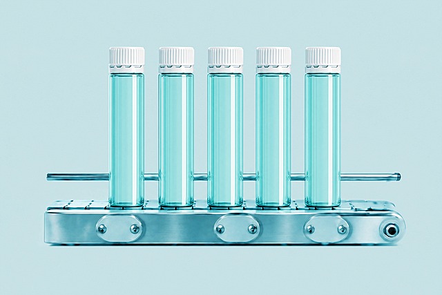将图1传送带上的5个瓶子改为蒂芙尼蓝（Tiffany蓝/青绿色）的水晶玻璃材质，瓶身是纯净的蒂芙尼蓝色，半透明水晶质感，有光泽和高光反射，瓶盖为白色。瓶子形状、数量、排列方式完全不变，背景和传送带等其他所有元素保持原样。4K高清，真实玻璃质感，蒂芙尼蓝纯正。