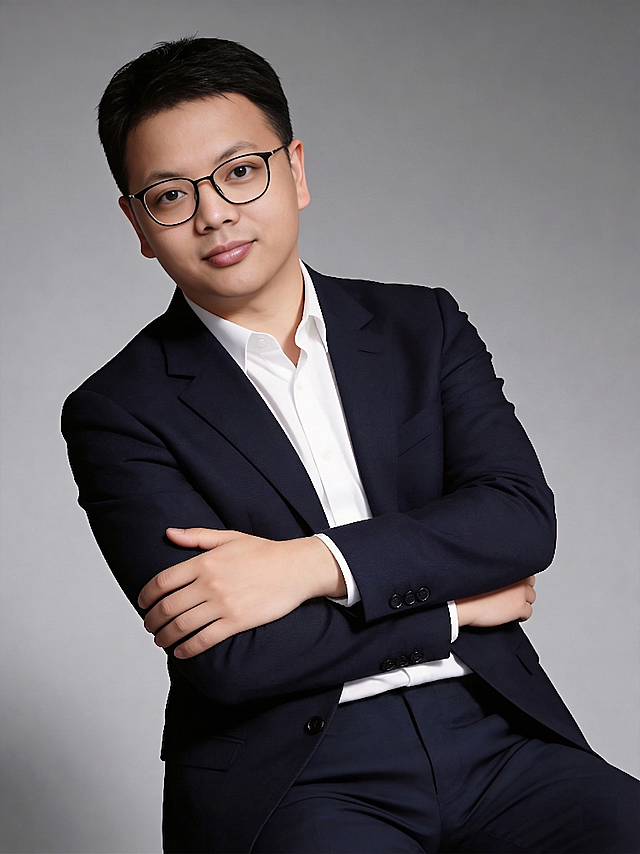 将图中人物眼睛修改为对称一致的大小，去除手腕上的手表，不露出腰带，保持整体风格和其他内容不变