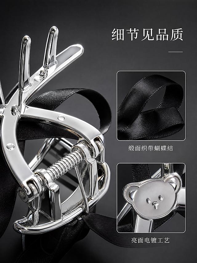 [第4张] 工艺细节页-金属质感与缎面蝴蝶结细节特写。本张使用【图3】抓齿细节作为主特写。
[氛围/风格] 微距质感，高级工艺展示，精致细腻。
[元素布局] 画面左侧为抓齿金属结构微距特写，占比约55%，清晰展示金属光泽、弹簧结构、齿牙设计；右侧上下分布两个小细节框：上方是缎面蝴蝶结织物质感，下方是小熊头像牌细节；背景为深灰色渐变，突出产品质感；所有细节与输入图结构一致。
[光影质感] 侧光打亮金属边缘，形成高光轮廓线，暗部有细节，整体质感高级，缎面蝴蝶结有丝柔光泽。
[配色色系] 全局底色 #333333 深灰渐变；主色银色金属光；辅助色黑色、白色高光。
[视角构图] 左大右小布局，微距特写为主，细节框辅助，阅读动线从左主图到右细节。
[文字版式] 右上角主标题「细节见品质」；右侧两个细节框分别配标签：「亮面电镀工艺」「缎面织带蝴蝶结」；文字采用白色细体，高端简约。
[比例分辨率] 3:4 竖版比例，4K 分辨率，文字清晰可辨。
[负向提示词] 产品变形，材质失真，颜色偏差，水印，文字模糊，结构错误。