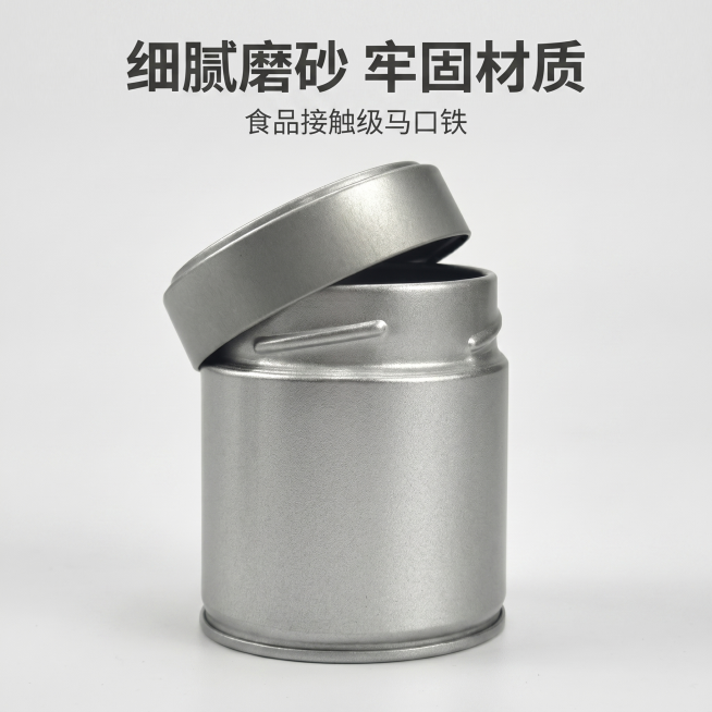 [主图 3] 马口铁茶叶罐材质细节展示图。
[氛围风格] 专业质感，突出材质细节优势
[画质] 商业摄影质感、光线柔和通透、产品清晰真实、画面干净高级。
[元素] 完整展示一只银色茶叶罐，重点突出磨砂预览效果