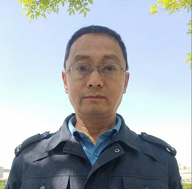 去除人物下方的白纸，补全人物的衣物部分，保持背景蓝天和树叶的环境不变