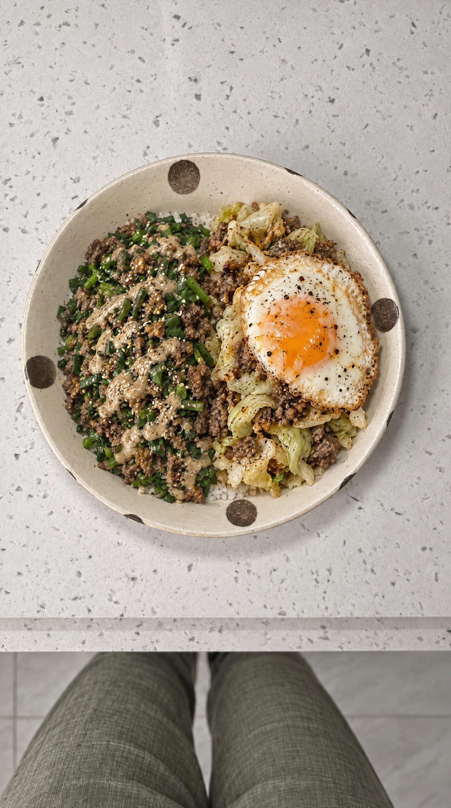 俯视视角，白色带棕色圆点的盘子里装着牛肉末双拼饭，一半是韭菜牛… - 图片创意预览