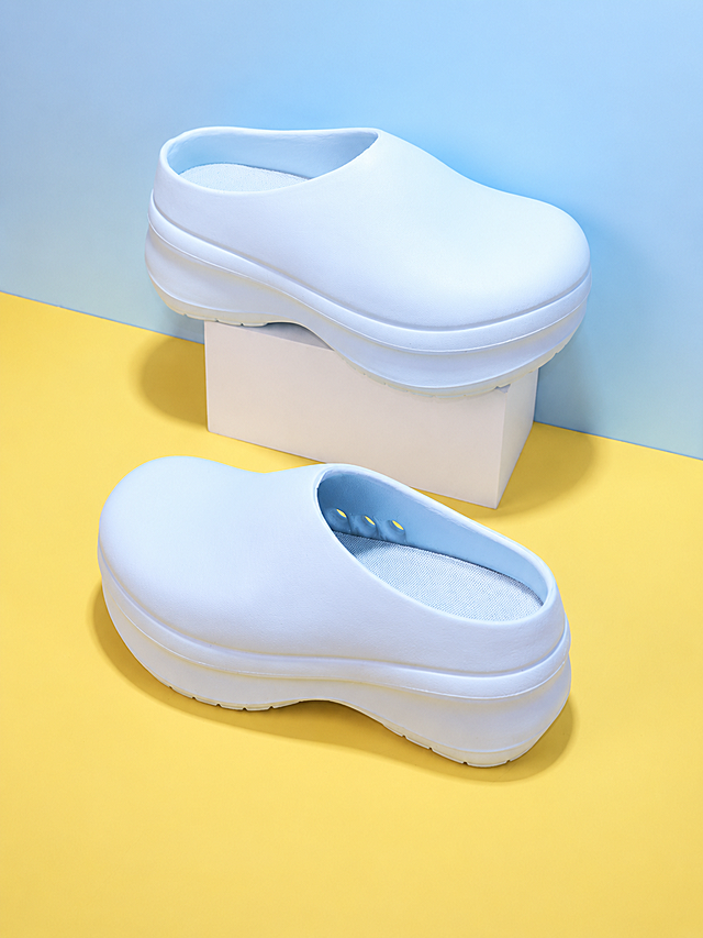 Remove the INTIMATEFAN watermark logo from the image, keep the shoes and background unchanged, clean product photo