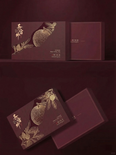 在中间深红色撕开区域的杨梅旁边，添加杨梅枝丫和叶子装饰，保持原有的烫金线条风格和整体杨梅红色调不改变，保留原有文字和设计布局预览效果