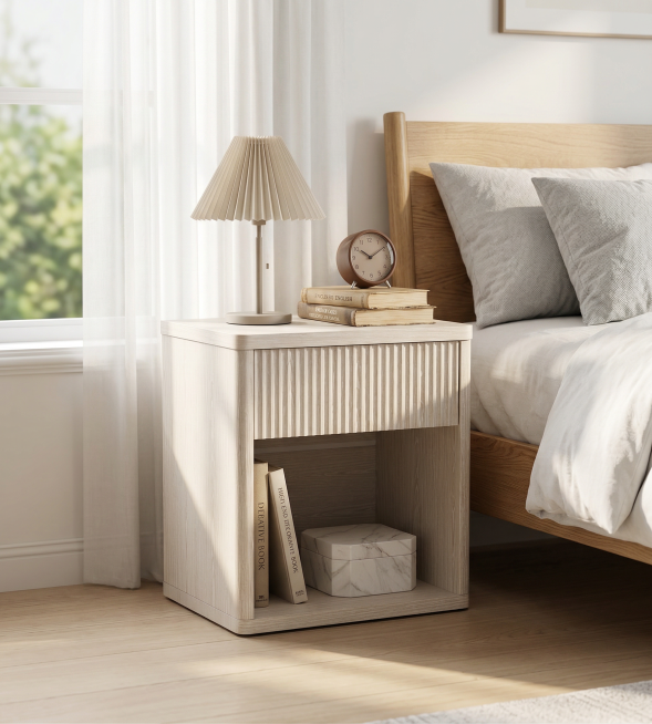 参考图中的床头柜放在画面中心，放置在明亮卧室床边，搭配原木色床架、白色床品、浅灰色靠枕，在窗边位置，左侧有白色纱帘，窗外绿植透入柔和自然光，暖调光影，阳光洒入产生明暗对比，体现床头柜波浪纹凹凸起伏的立预览效果