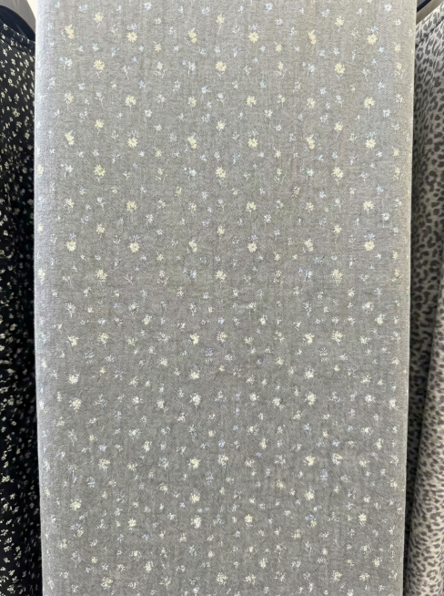 将服装上的碎花图形摆正并补充完整，还原完整的碎花布料图案预览效果