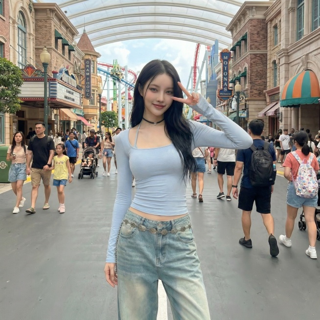 将背景替换为环球影城内部场景，保持模特和服饰不变，更换为抬手比耶的姿势预览效果