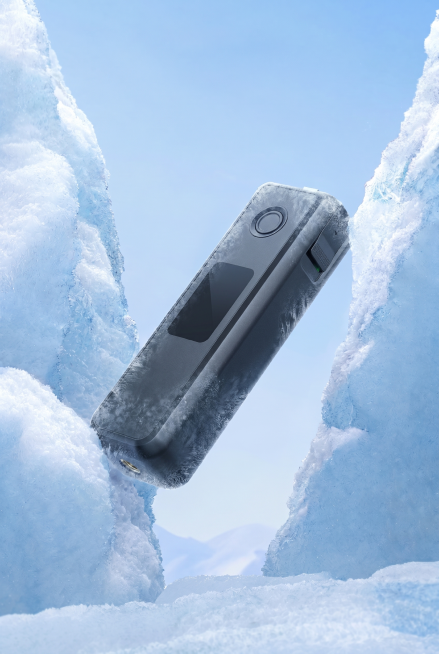 参考图片1的冰川冰雪场景，把图2的黑色长条便携产品放置在这个冰川缝隙场景中，保持产品本身的黑色外观、细节、材质完全不变，整体风格干净清冷，突出产品冰凉质感，构图和图片1一致，产品放置在冰面上，两侧是积预览效果