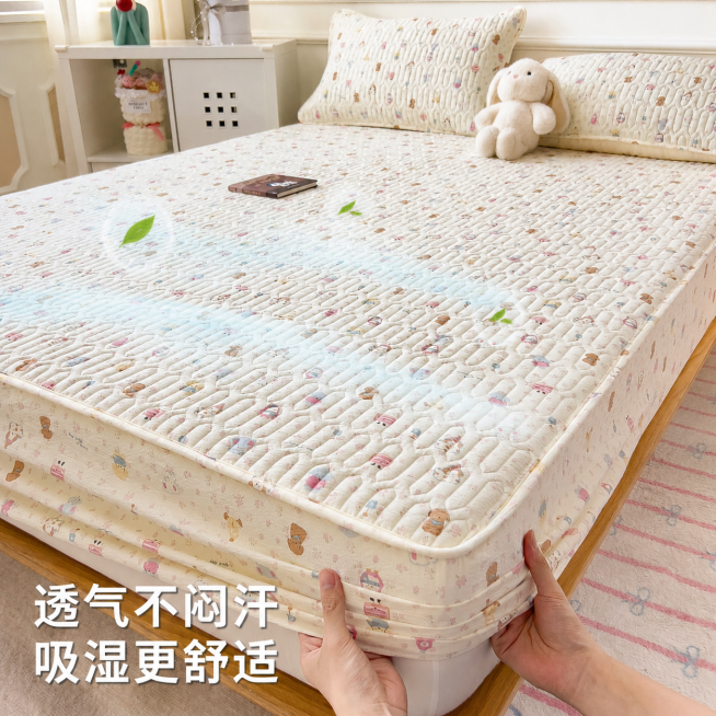 这是加厚夹棉床笠的电商主图，保持原图产品角度、印花图案和结构完全不变，突出产品吸湿透气卖点，整体是温馨清新家居风，商业电商摄影质感，画面干净高级，主体占比合适，保留双手展示床笠包裹效果，1:1构图，左预览效果