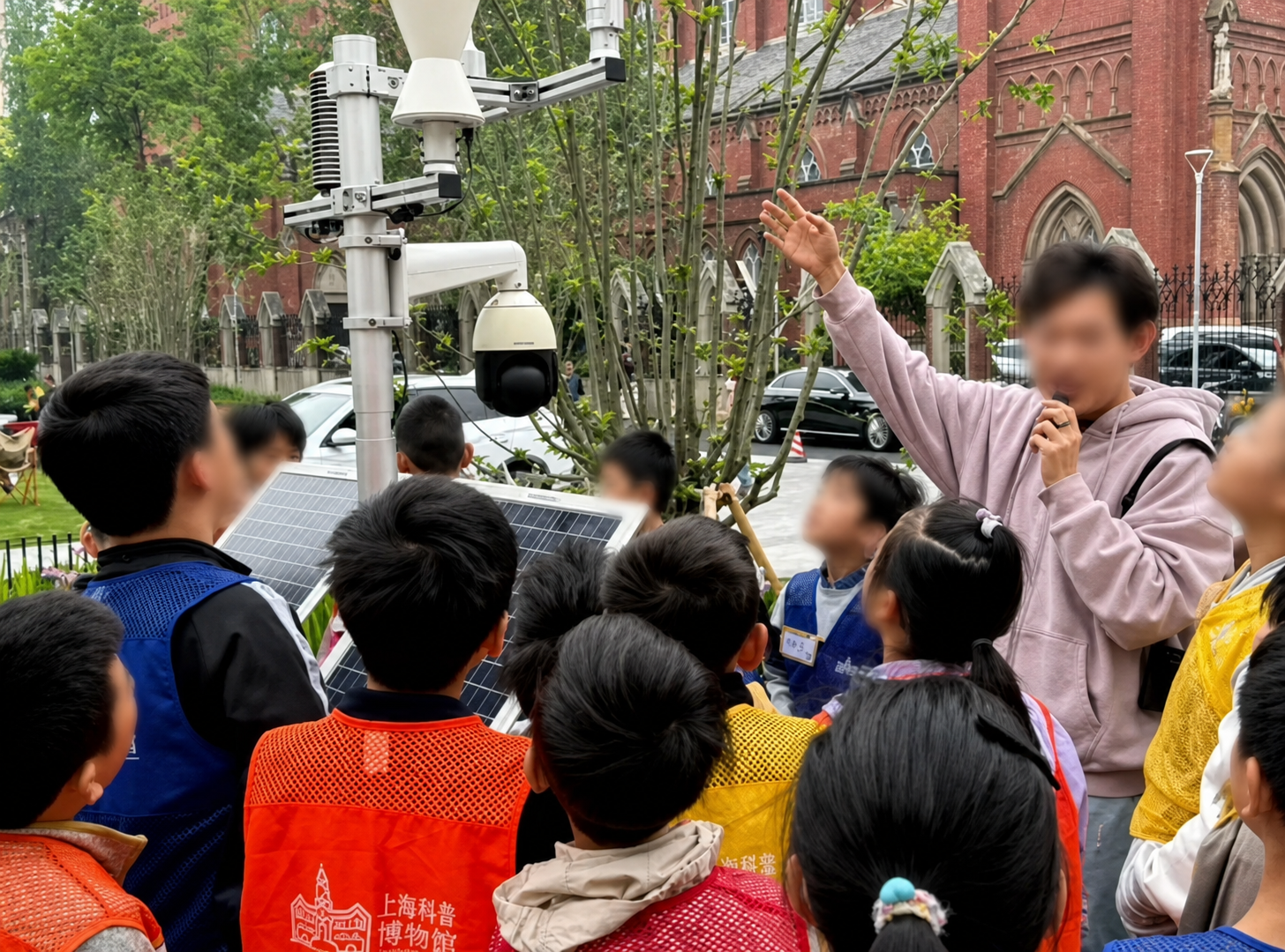 提升这张照片的清晰度和画质，使画面更锐利清晰，同时将所有露出的… - 图片创意预览