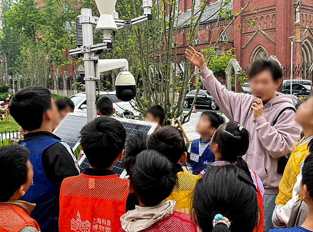提升这张照片的清晰度和画质，使画面更锐利清晰，同时将所有露出的人物正脸进行模糊处理，不要露出清晰正脸，保持照片原有场景、构图和内容不变