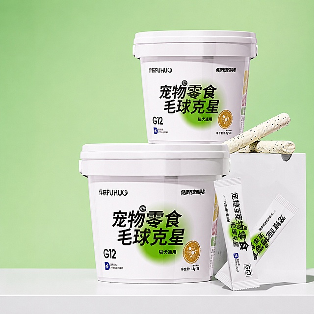 替换参考图中的原有产品，将本次提供的毛球克星桶装和独立小包装产品替换进去，去掉参考图中的所有框和文字，保持纯图形，不需要文字和排版，强锁定参考图的场景结构和光影效果，场景保持不变，仅替换产品，保留主体产品原包装外观不改变，保留主体产品上的所有文字信息不改变，不出现乱码，保证产品包装文字清晰可读，将主体产品自然置入参考图场景中，保留参考图的光影效果，优先锁定主体产品的像素特征，确保标签文字、产品主体、质感完全不变，仅修改主体产品所在的场景背景和构图适配参考图，保持1:1正方形比例，超高清商业摄影质感