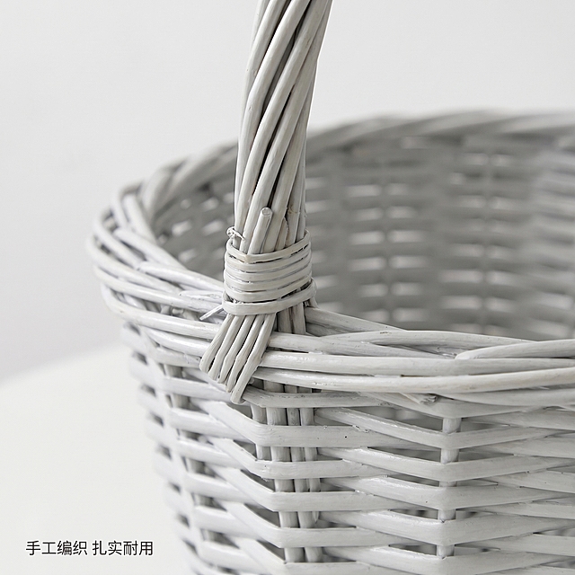 [主图 3] 浅灰色柳编手提收纳篮编织细节特写主图。[氛围风格] 品质细节展示风，质感突出。[画质] 商业摄影质感、光线柔和通透、产品清晰真实、画面干净高级。[元素] 特写放大展示浅灰色柳编收纳篮的编织纹理和提手连接处的固定工艺，清晰看到手工编织的纹路和绑扎细节。保持浅灰色柳编材质颜色与输入产品图绝对一致，杜绝任何变形和色差，精细化处理。主体编织细节占画面70%，画面干净无多余干扰，满屏无边框。[光影] 侧光拍摄，突出编织纹理的肌理感，纹理缝隙形成自然阴影，强化手工质感，光线通透。[配色] 浅灰色主体，背景浅白留白，突出材质本身颜色和纹理。[视角构图] 微距特写视角，聚焦编织接口部位，景深较浅，背景虚化突出细节。[文字版式] 左下角小字标注“手工编织 扎实耐用”，深灰色细体字，不遮挡主体细节。[比例分辨率] 1:1 比例，2k 分辨率，文字清晰可辨，超高清。[负向提示词] 变形，水印，文字错乱，产品图模糊，背景杂乱，遮挡主体。