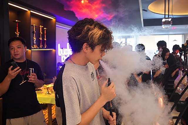 提升整体画质，去除噪点，增强精修质感，保留真实自然的写实质感，不假面不夸张，不要过度锐利，质感柔和自然，去除模糊感，人物更加突出清晰，去除人物脸部瑕疵，皮肤质感细腻真实自然