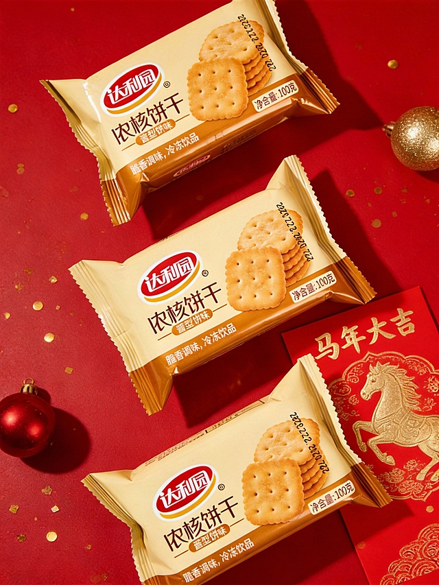 主体置于正红哑光质感背景台面（占画面比40%），主体旁摆放印 “马年大吉” 烫金马元素金纹红色贺卡，台面散落金色亮片、红金装饰球。色调以正红、鎏金为主，整体呈现喜庆高级的新年主题氛围，轻微俯拍视角。