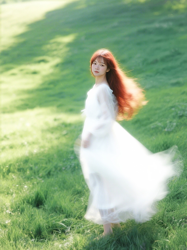 在绿色的草地上，一个穿着梦幻白纱的少女，动态模糊