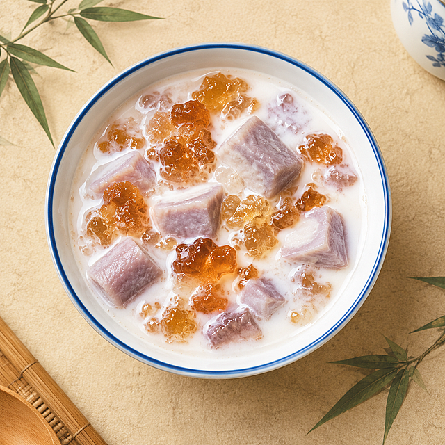一碗精致的中式糖水甜品——椰奶桃胶芋头，奶白色椰奶中漂浮着琥珀色桃胶和粉紫色芋头块，香浓滋润，盛在带蓝边的白瓷碗中，俯视角度，背景是米黄色宣纸质感，点缀淡绿色竹叶，清新雅致的中式糖水铺风格，美食摄影，高清细腻，暖光柔和