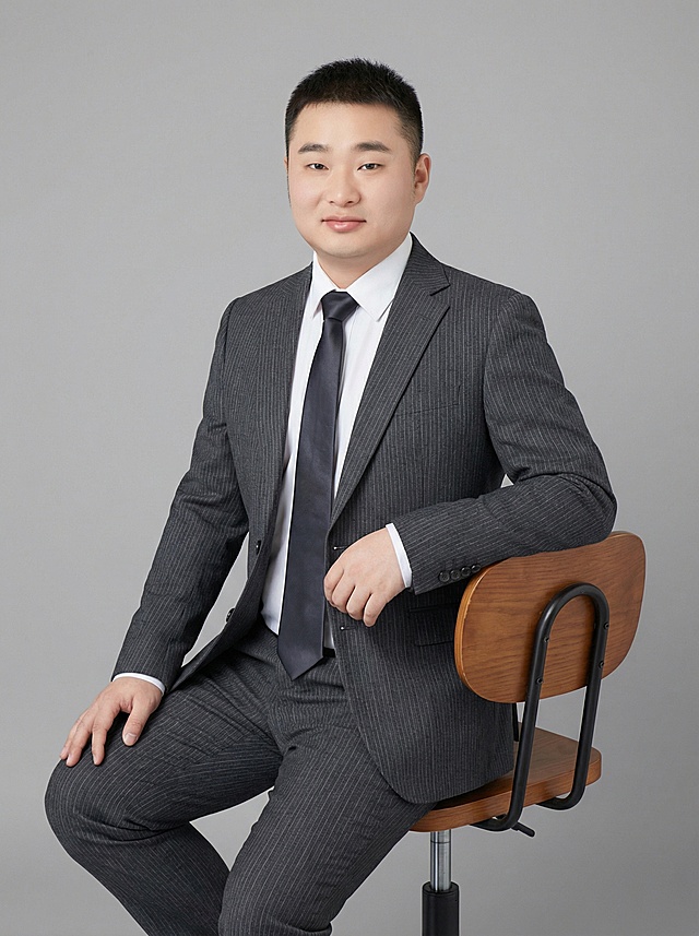  双手交叉抱胸站姿
单手托腮桌面坐姿
单手搭椅背侧身坐姿
胸前比OK手势站姿