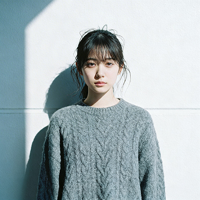 写实人像摄影，清冷少女，灰色毛衣，白墙背景，冷调光感，质感高级