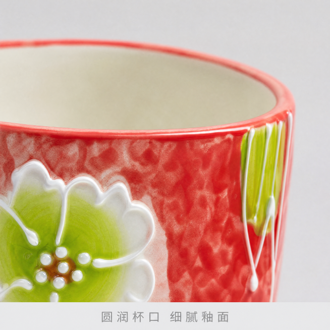 [主图-3] 马克杯杯口细节微距展示
[氛围风格] 特写突出细节品质
[画质] 超高清微距商业摄影，细节清晰锐利
[元素] 放大展示红色款马克杯的杯口区域，突出展示杯口圆润打磨和陶瓷釉面的细腻质感，以预览效果