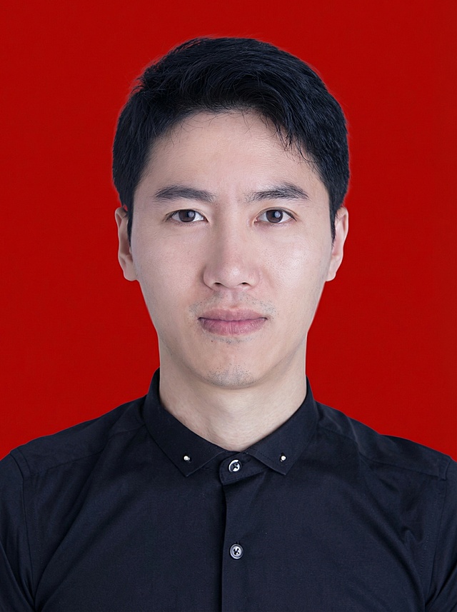 将背景替换为红色纯色背景，按照5寸标准照片比例裁切，保持人物高清