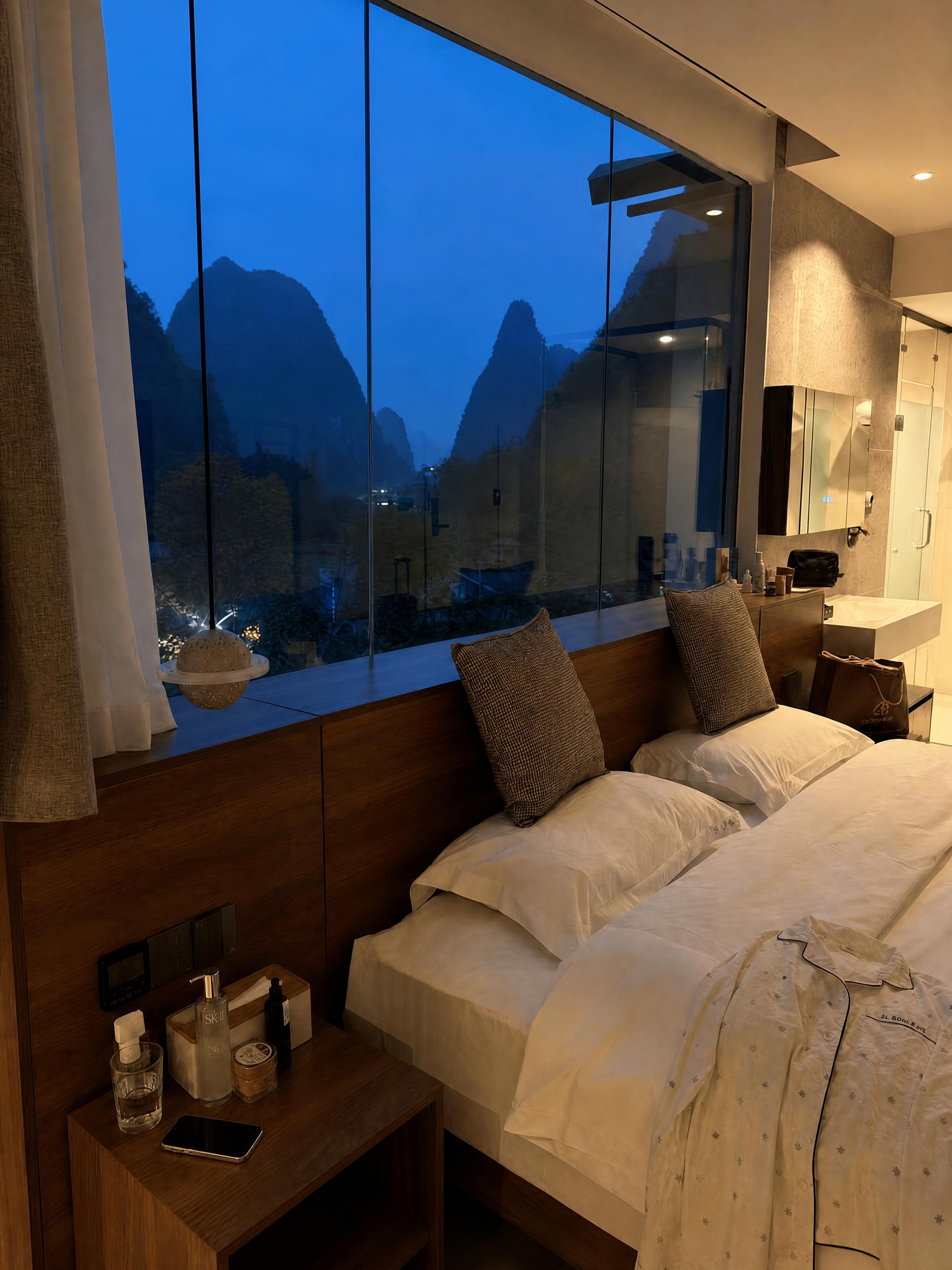 保持画面内容不变，调整为3:4竖版比例，桂林山水酒店双床房傍晚… - 图片创意预览