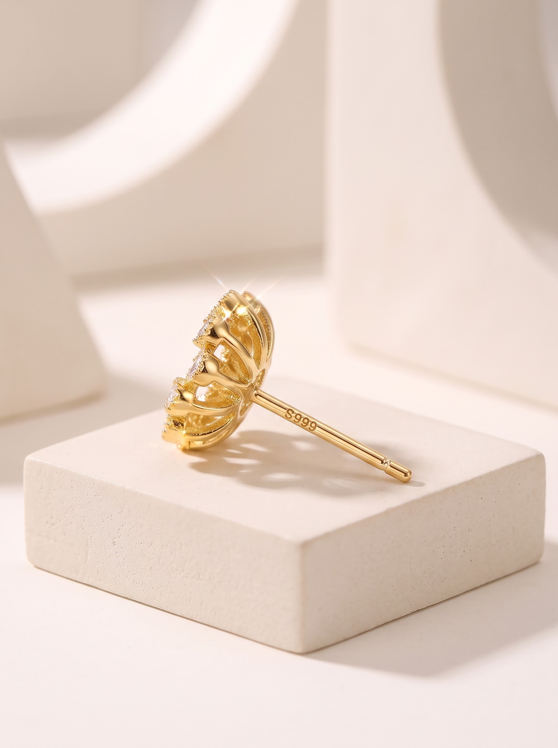 保留图中的金色花朵耳钉产品，产品形状、结构、钻石镶嵌、所有细节… - 图片创意预览