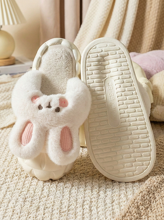 保持原图主体不变，更改背景，背景是希音爆款图背景，特写镜头，拖鞋平放在地上或靠着墙面，图片比例是3：4，分别生成10张单张主图